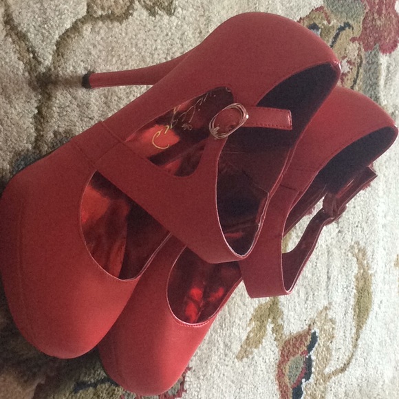 High heels. - Picture 2 of 4